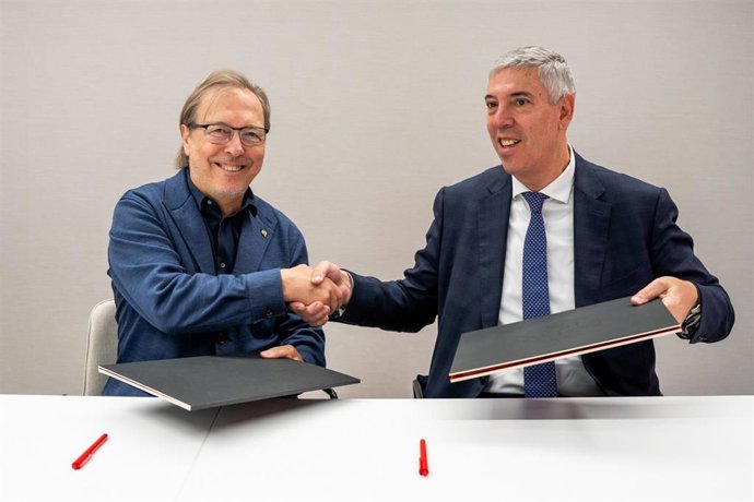 Presidente de la Cámara, Josep Santacreu, y el consejero delegado de Indra, José Vicente de los Mozos