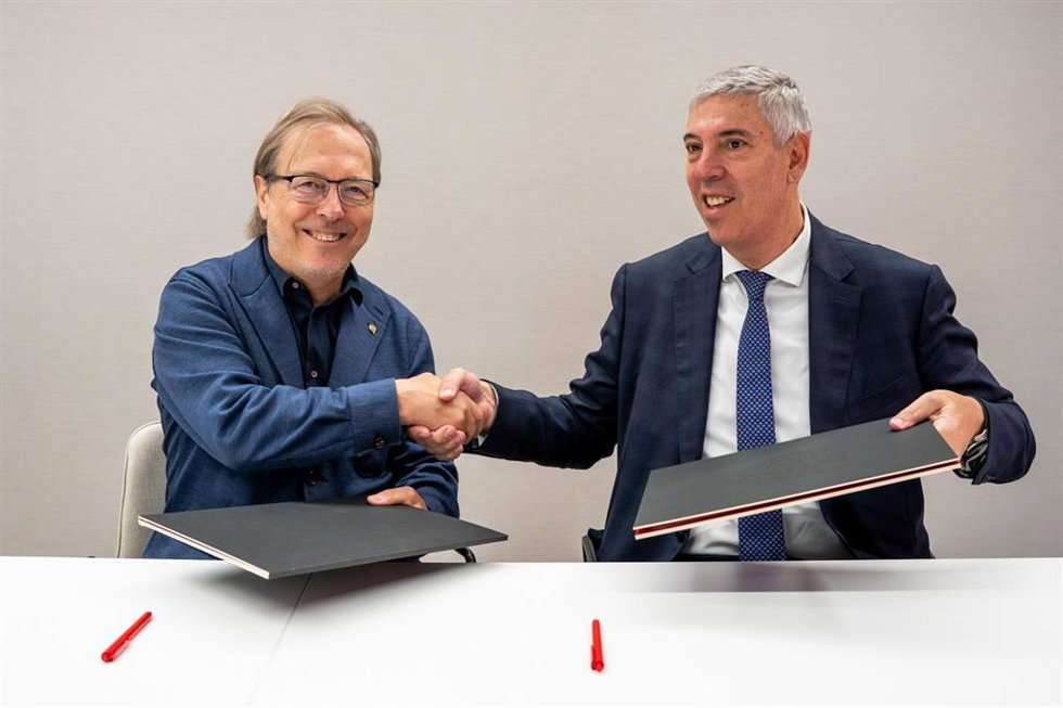 Presidente de la Cámara, Josep Santacreu, y el consejero delegado de Indra, José Vicente de los Mozos