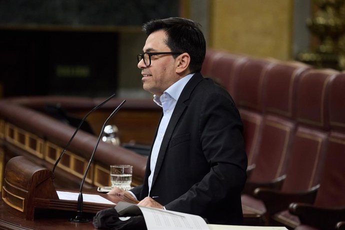 O porta-voz dos Comuns e primeiro secretário da Mesa do Congresso, Gerardo Pisarello, durante uma sessão plenária, no Congresso dos Deputados, em 20 de maio de 2025, em Madri (Espanha). Os membros do Congresso estão debatendo, entre outras questões, a