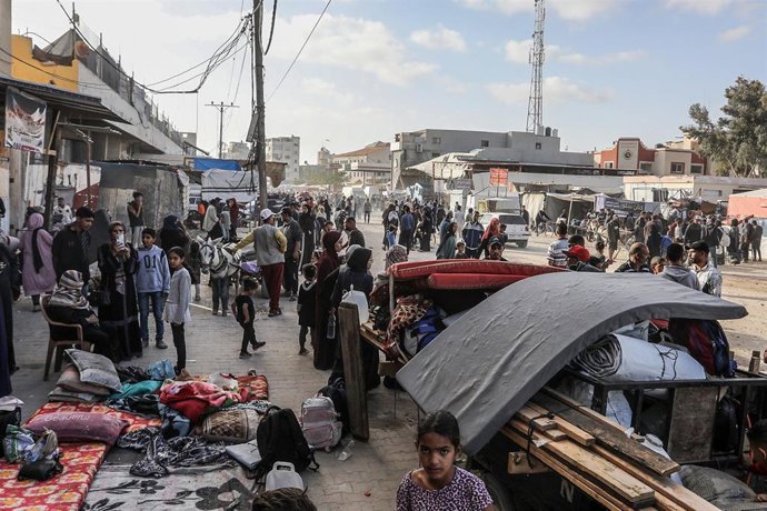 Palestinos esperan para huir la ciudad de Jan Yunis, en el sur de la Franja de Gaza, después de que el Ejército de Israel ordenara la evacuación forzosa de la ciudad en medio de su ofensiva contra el enclave (archivo)