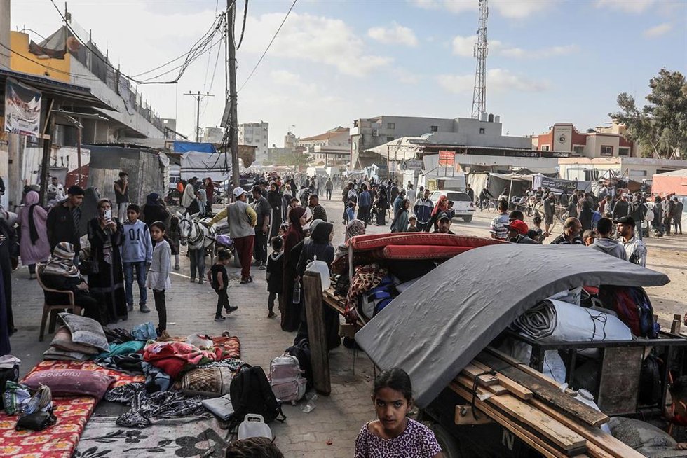 Palestinos esperan para huir la ciudad de Jan Yunis, en el sur de la Franja de Gaza, después de que el Ejército de Israel ordenara la evacuación forzosa de la ciudad en medio de su ofensiva contra el enclave (archivo)