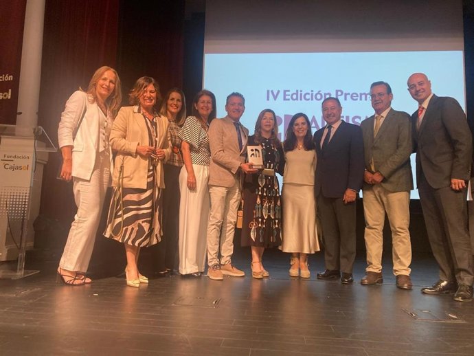 Ricardo Sánchez y Manuel Molina, con profesionales del Centro de Salud de Torreblanca, premiado por su compromiso con la inclusión de personas con autismo.
