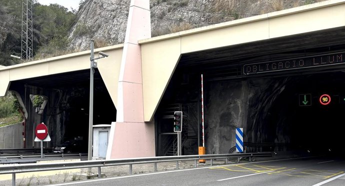 Archivo - Túnel en la C-32.