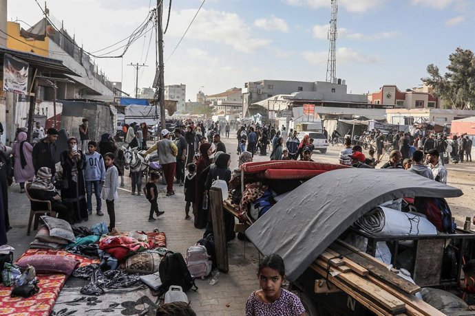 Palestinos esperam para fugir da cidade de Khan Younis, no sul da Faixa de Gaza, depois que o exército israelense ordenou a evacuação forçada da cidade em meio à ofensiva contra o enclave (arquivo).
