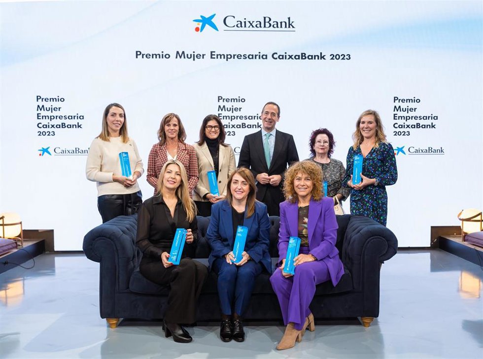 Archivo - El consejero delegado de CaixaBank, Gonzalo Gortázar, junto a las ganadoras de los Premios Mujer Empresaria de 2023.