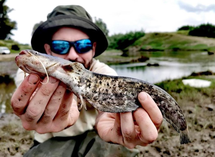 Uno de los invesigadores con un siluro.