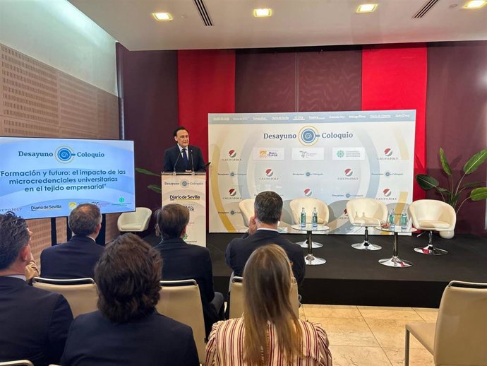 El consejero de Universidades, Investigación e Innovación, José Carlos Gómez Villamandos,  durante el desayuno-coloquio  'Formación y futuro: el impacto de las microcredenciales universitarias en el tejido empresarial'.