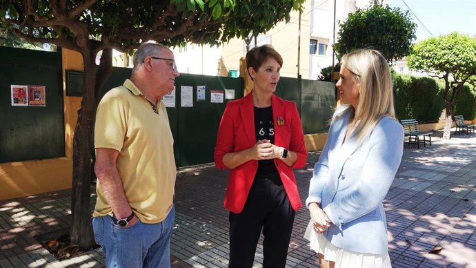La secretaria de Educación del PSOE de Andalucía, Patricia Alba; la portavoz socialista en Estepona, Emma Molina, y el secretario de Educación y Deporte del PSOE local, Luis Rafael de la Haza.