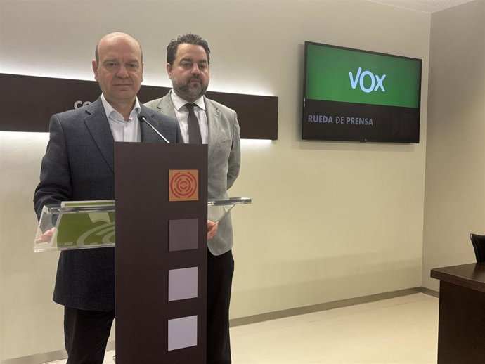 El portavoz adjunto de Vox en las Cortes de Aragón, Santiago Morón, y el diputado David Arranz.