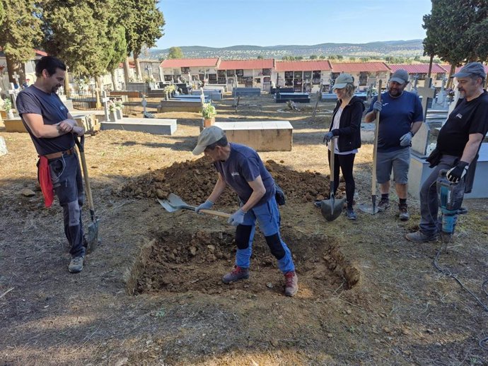 Buscan en el cementerio de Almadén (Ciudad Real) los restos de un republicano muerto bajo custodia en una cárcel franquista.