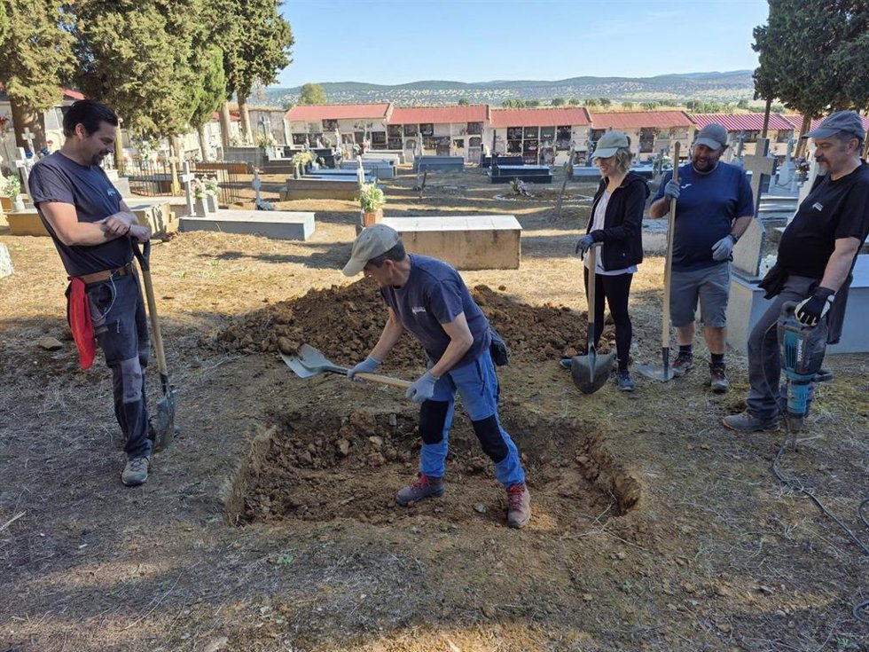 Buscan en el cementerio de Almadén (Ciudad Real) los restos de un republicano muerto bajo custodia en una cárcel franquista.