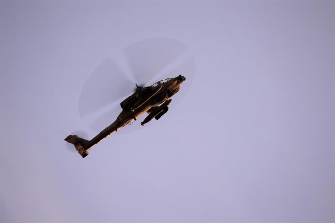 Archivo - Un helicóptero de la Fuerza Aérea de Israel cerca de la frontera con Líbano (archivo)