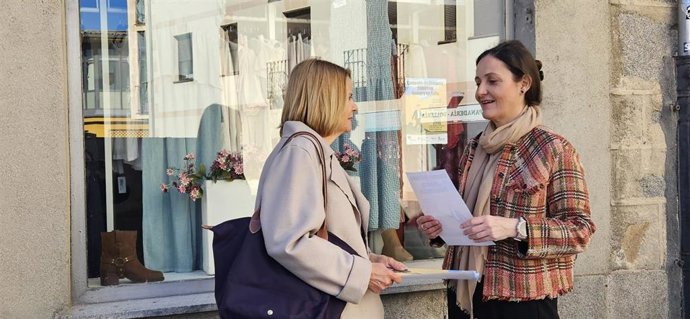 La teniente de alcalde de Empleo, Industria y Comercio del Consistorio abulense, Sonsoles Prieto, (derecha) junto a una técnico de su área.