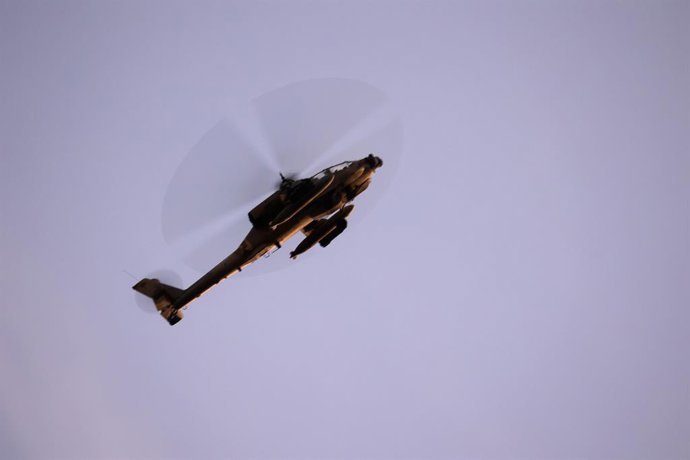 Archivo - Arquivo - Um helicóptero da Força Aérea Israelense perto da fronteira libanesa (arquivo)
