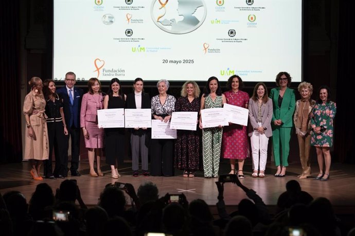 Foto de familia de las ganadoras y autoridades en las V Distinciones 'Dama de la Lámpara'.