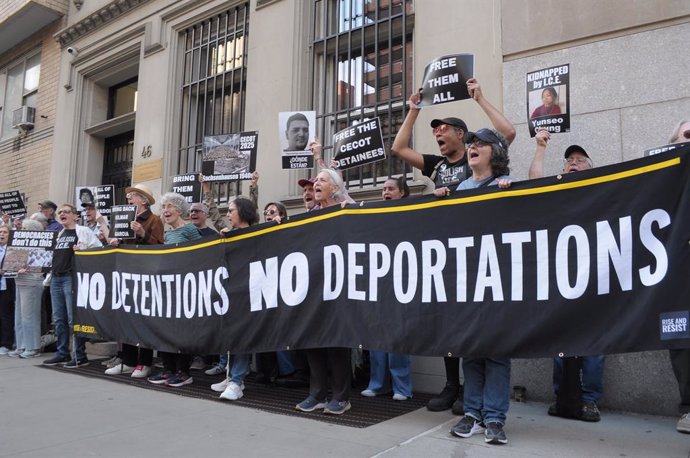 April 24, 2025, New York, United States: Demonstrators hold a banner and chant slogans at a rally. Demonstrators in Manhattan, New York City protested outside the Permanent Mission of El Salvador to the United Nations demanding the release of Venezuelan d
