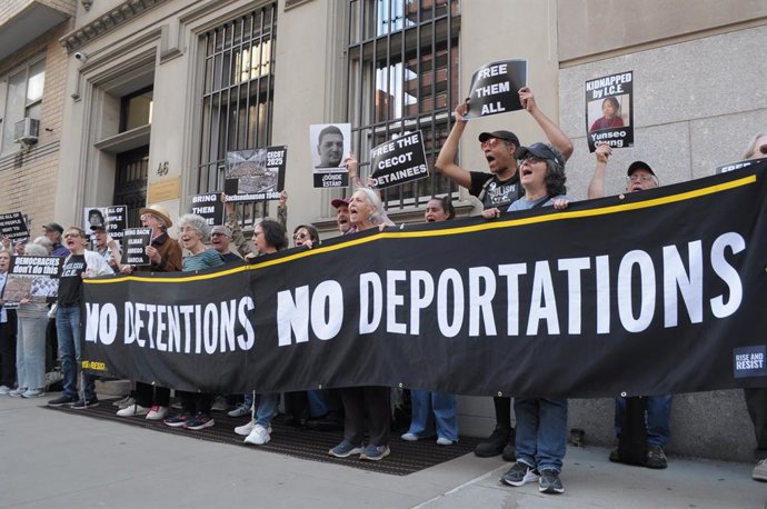 24 de abril de 2025, Nova York, Estados Unidos: Manifestantes seguram uma faixa e cantam slogans em um comício. Manifestantes em Manhattan, na cidade de Nova York, protestaram do lado de fora da Missão Permanente de El Salvador nas Nações Unidas, exigindo