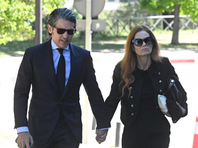 Julián Porras y Olivia de Borbón llegan al tanatorio de San Isidro tras el fallecimiento de Francisco de Borbón y Escasany
