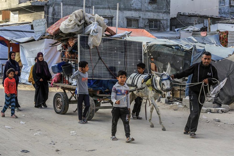  Desplazados palestinos abandonan el este de Khan Yunis en la zona sur de la Franja de Gaza hacia Al-Mawasi