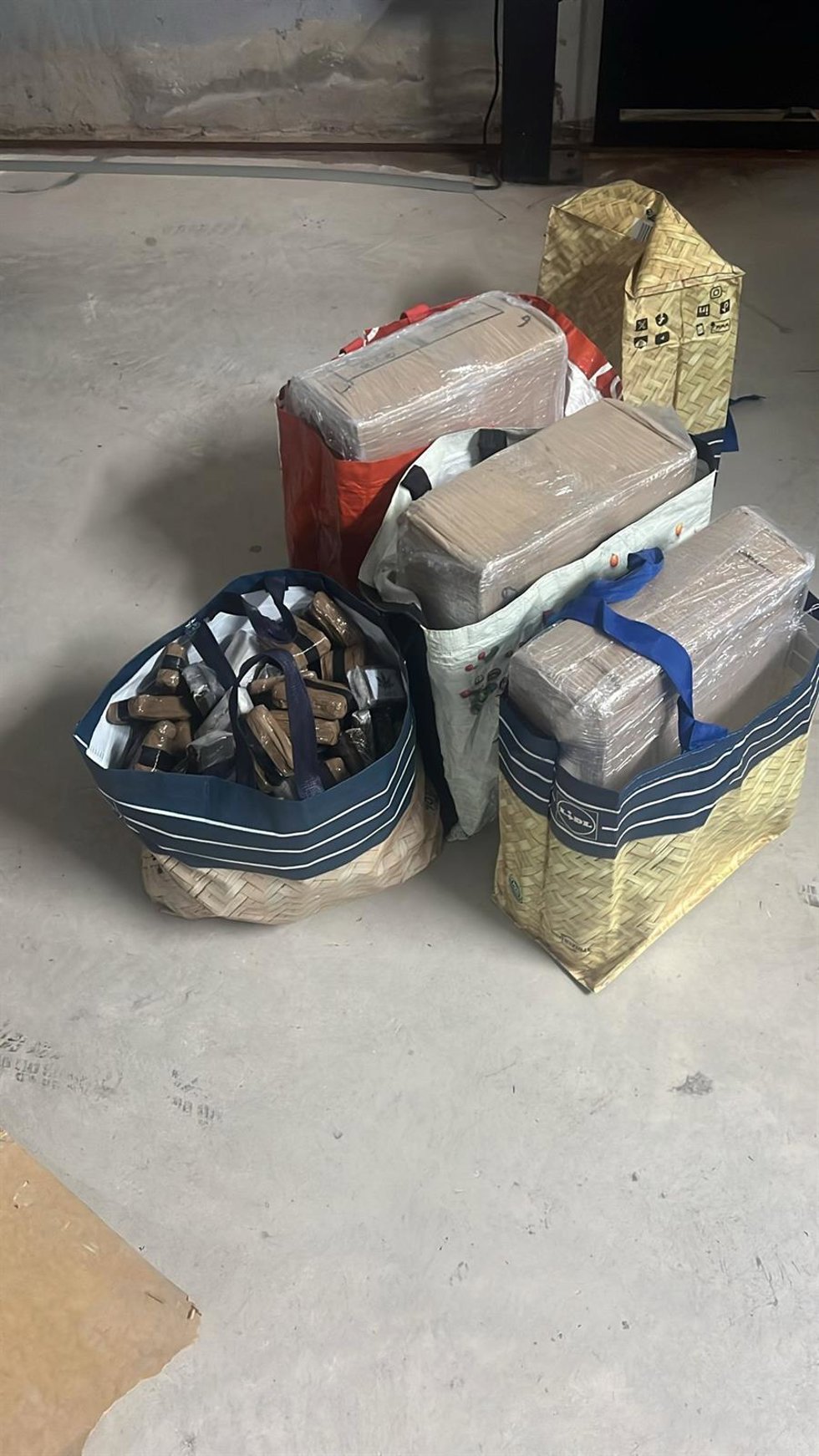 Detenido en la AP-7 en Camarles (Tarragona) por llevar casi 80 kilos de hachís ocultos