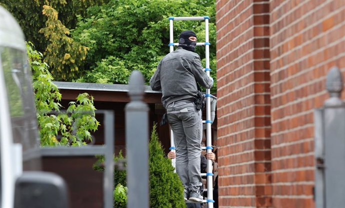 21 May 2025, Mecklenburg-Western Pomerania, Neubukow: Police search rooms in the "Altes Postamt" building. The Federal Prosecutor General takes action against young men who are allegedly members of a right-wing extremist terror cell. Photo: Bernd Wüstneck