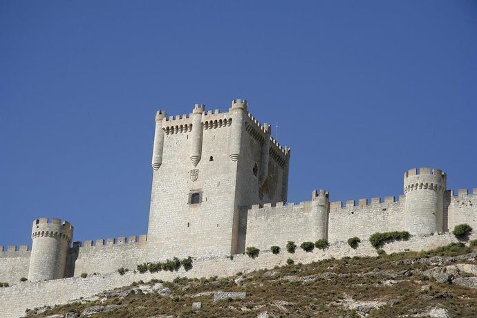 Archivo - Vista general del Castillo de Peñafiel