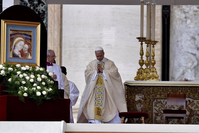 El Papa León XIV durante la misa de inicio de su Pontificado, en la plaza de San Pedro, a 17 de mayo de 2025, en Ciudad del Vaticano. Con esta ceremonia se marca el inicio del ministerio petrino del estadounidense Robert Prevost, el Papa León XIV. Prevost