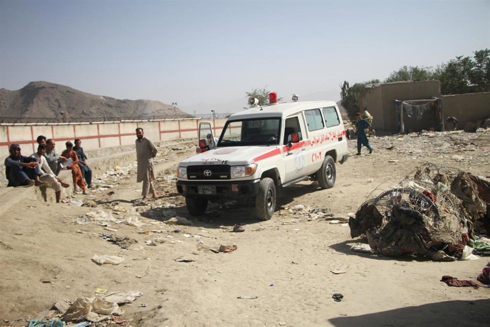 Archivo - Una ambulancia tras un ataque cerca del aeropuerto de la capital de Afganistán, Kabul (archivo)