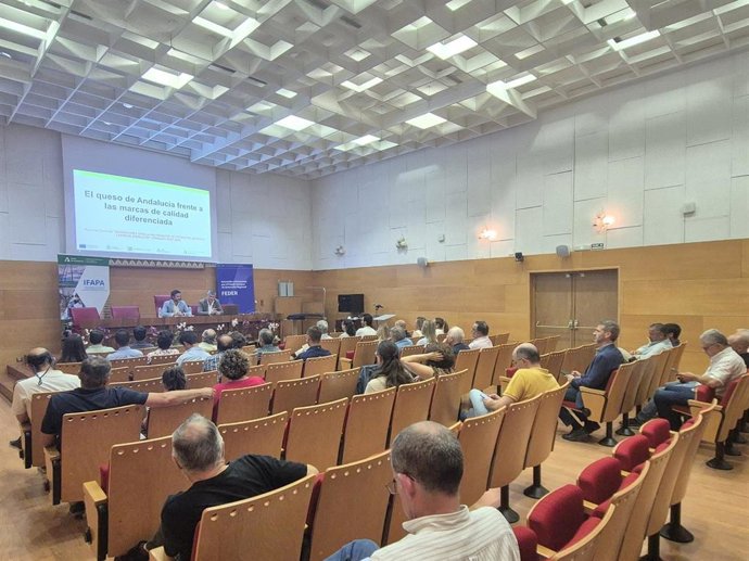 Un momento de la jornada, celebrada en el Ifapa de Córdoba, para coordinar iniciativas en torno a la figura de calidad diferenciada de quesos de Andalucía.