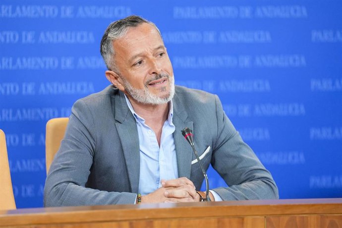 El portavoz adjunto del Grupo Parlamentario Socialista, Rafael Recio, durante la ronda de ruedas de prensa de portavoces de los grupos parlamentarios en el Parlamento de Andalucía, a 21 de mayo de 2025 en Sevilla (Andalucía, España). Los portavoces de los