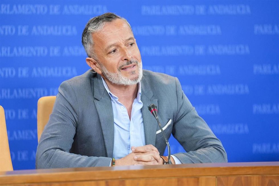 El portavoz adjunto del Grupo Parlamentario Socialista, Rafael Recio, durante la ronda de ruedas de prensa de portavoces de los grupos parlamentarios en el Parlamento de Andalucía, a 21 de mayo de 2025 en Sevilla (Andalucía, España). Los portavoces de l