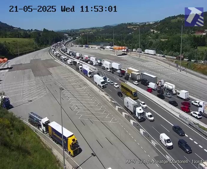 Dos carriles cortados en la AP-7 entre Gelida y Castellbisbal (Barcelona) por un accidente
