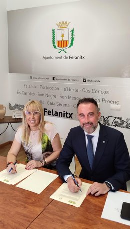La alcaldesa de Felanitx, Catalina Soler, y el conseller de Vivienda, Territorio y Movilidad, José Luis Mateo, en la firma del convenio para la cesión del solar.
