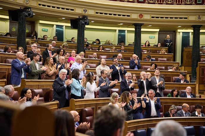 La bancada de Sumar aplaude tras la aprobación de la toma en consideración de la proposición de ley impulsada por Sumar, Podemos y BNG que exige establecer un embargo al comercio de armas y material de defensa a Israel, durante una sesión plenaria, en el 