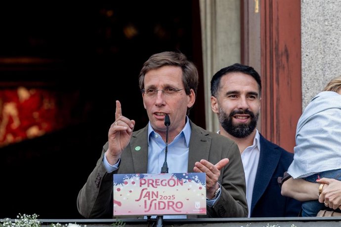 El alcalde de Madrid, José Luis Martínez-Almeida (i) y el futbolista Dani Carvajal (d), durante el pregón de las Fiestas de San Isidro 2025, en el balcón de la Casa de la Villa 