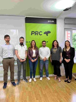 Paula Fernández y Rosa Díaz con representantes de Juventudes Regionalistas