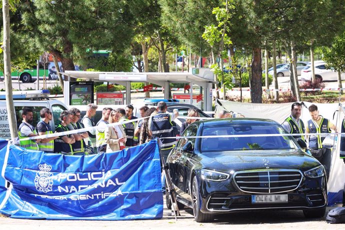 Agentes de la Policía Científica en el lugar en el que han ocurrido los hechos, a 21 de mayo de 2025, en Pozuelo de Alarcón, Madrid (España). Un hombre ha fallecido al recibir varios disparos en la puerta del Colegio Americano, los hechos se han producido