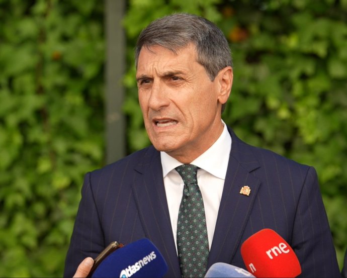 El delegado del Gobierno en Andalucía, Pedro Fernández, atiende a los medios en los actos con motivos del 181º aniversario de la fundación de la Guardia Civil.