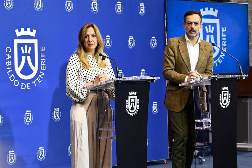 La presidenta del Cabildo de Tenerife, Rosa Dávila, y el vicepresidente Lope Afonso, en rueda de prensa por acuerdos de consejo de gobierno 