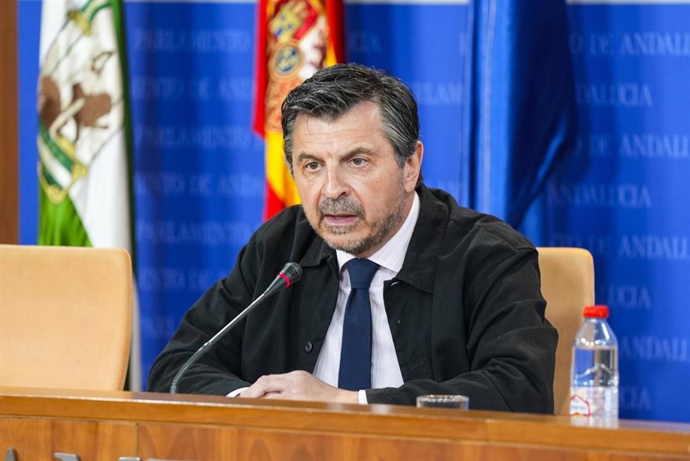 El portavoz del Grupo Parlamentario Popular, Toni Martín, durante la ronda de ruedas de prensa de portavoces de los grupos parlamentarios en el Parlamento de Andalucía, a 21 de mayo de 2025 en Sevilla (Andalucía, España). Los portavoces de los grupos pa