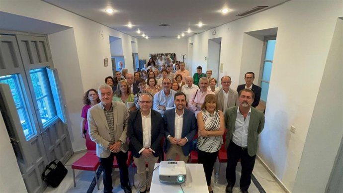 Asistentes a la conferencia sobre el Cable Inglés de Almería celebrada en el Centro Cívico Las Columnas de Sevilla.