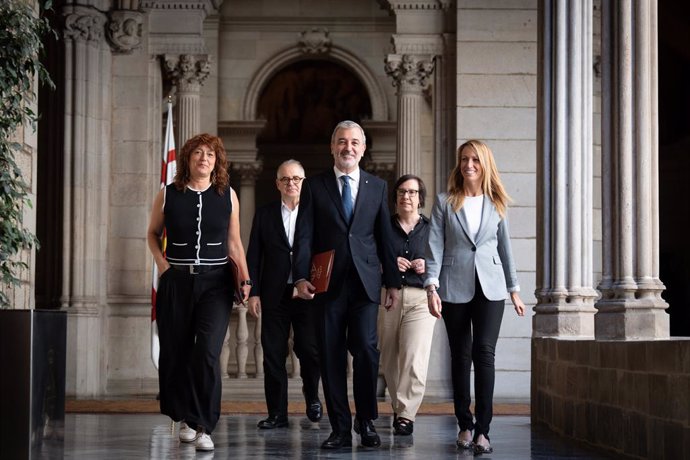L'alcalde de Barcelona, Jaume Collboni, amb els seus tinents d'alcalde 