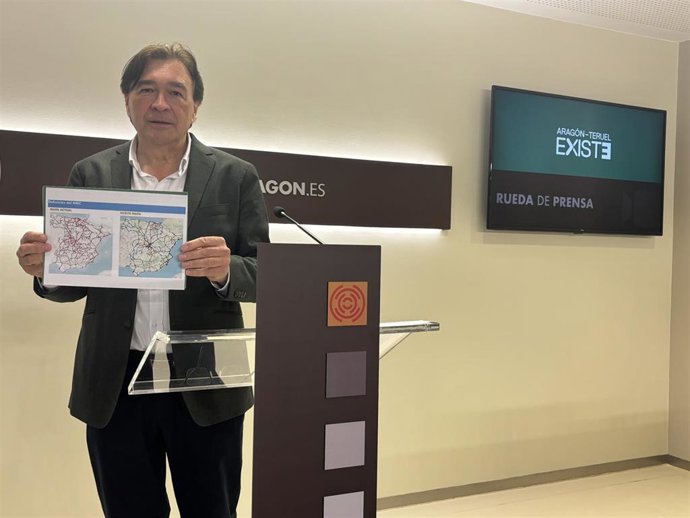 El portavoz de Aragón-Teruel Existe en las Cortes de Aragón, Tomás Guitarte, muestra el mapa del nuevo Plan Concesional del Ministerio de Transportes.