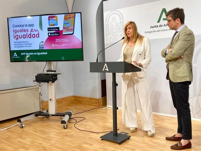 El delegado territorial de Desarrollo Educativo y Formación Profesional, Diego Copé, y la coordinadora provincial del IAM, Rosario Alarcón, en la presentación de la app 'Iguales en igualdad'.
