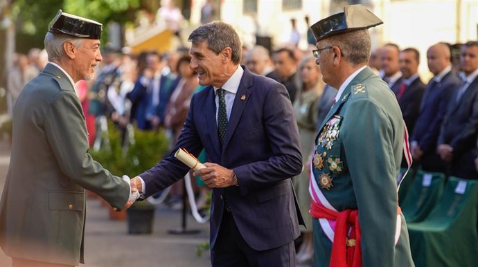 El delegado del Gobierno en Andalucía, Pedro Fernández, ha presidido, junto al general de brigada Jefe de la IV Zona de Andalucía de la Guardia Civil, Luis Ortega Carmona, los actos con motivo del 181º aniversario de la fundación de esta institución.