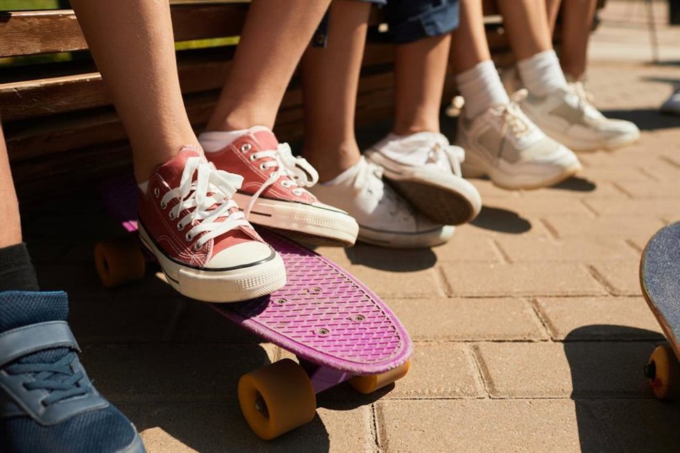 Un buen calzado infantil de verano debe sujetar bien el pie, especialmente a nivel del talón y el empeine, permitiendo a la vez una flexión natural al caminar gracias a una suela flexible. Es crucial priorizar materiales transpirables como piel o algodó