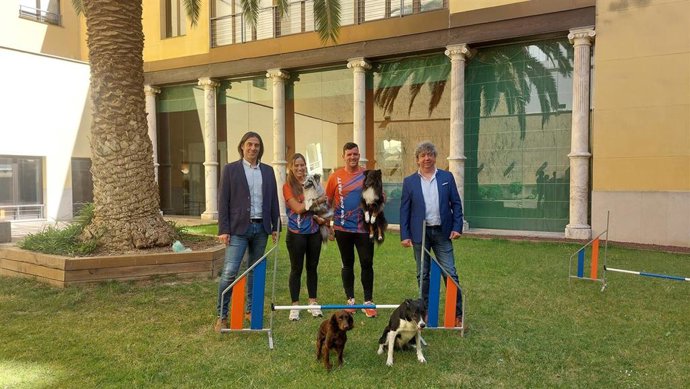 El diputado provincial José Carlos Tirado, los campeones de España de Agility Carmen Briceño y Pau Serrano --que llevan en brazos a Isla y Diablo, respectivamente-- y el alcalde de Gotor, José Ángel Calvo. En el suelo, los perros Siroco y Quílez.