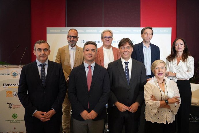 El vicepresidente de Prodetur, junto al rector de la UPO, en la clausura del jornadas de microcredenciales universitarias organizadas por Diario de Sevilla.