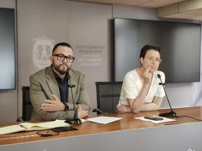 El portavoz de Compromís en el Ayuntamiento de Alicante, Rafa Mas (i), y la síndica adjunta de la coalición en Les Corts, Aitana Mas (d)