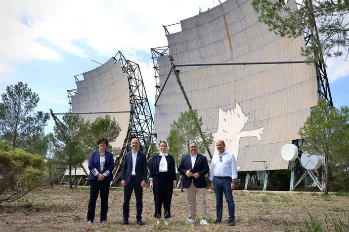 La presidenta del Govern, el presidente del Consell, el alcalde de Ferreries y otras autoridades, durante la visita a la antigua base militar de s'Enclusa.